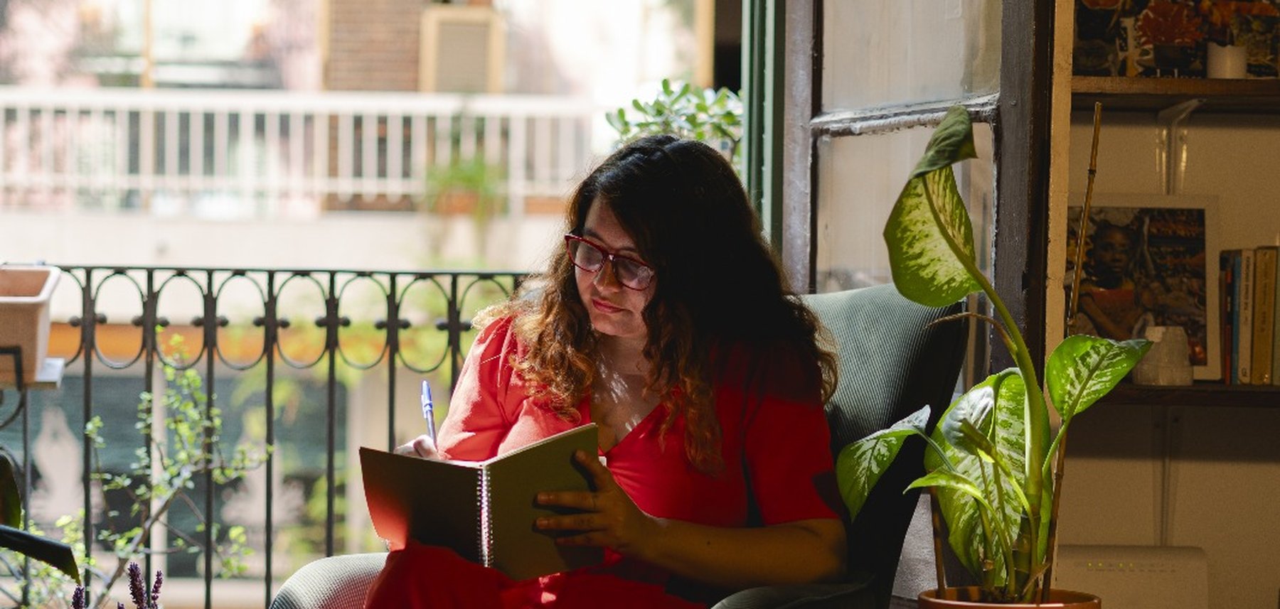 María Joaquina Rocuant en su hogar, escribiendo en su cuaderno
